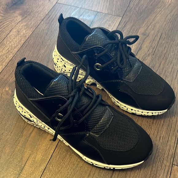 Qupid black and white fashion sneaker size 8 - Picture 2 of 9